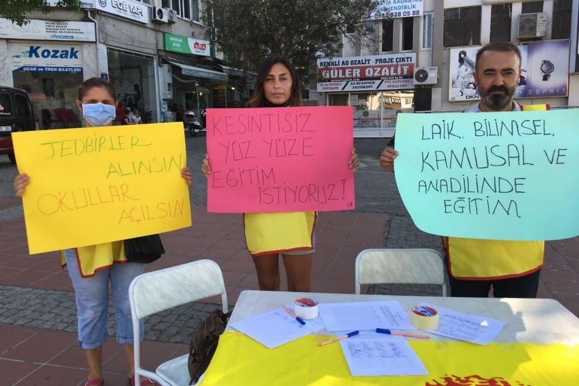 Aliağa'da açılan imza standı, elinde döviz taşıyan 3 eğitimci