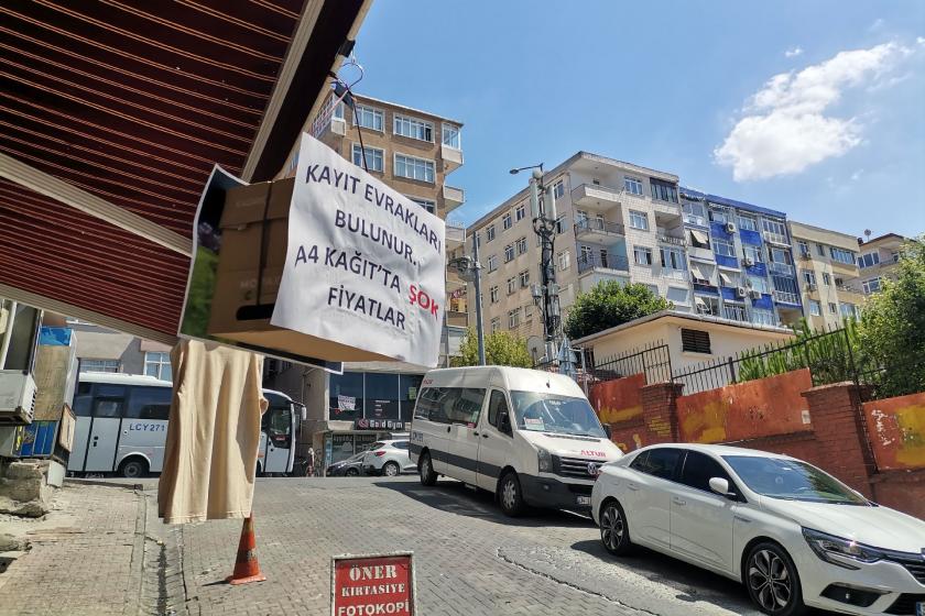 'Kayıt evrakları bulunur, a4 kağıtta şok fiyatlar' pankartı