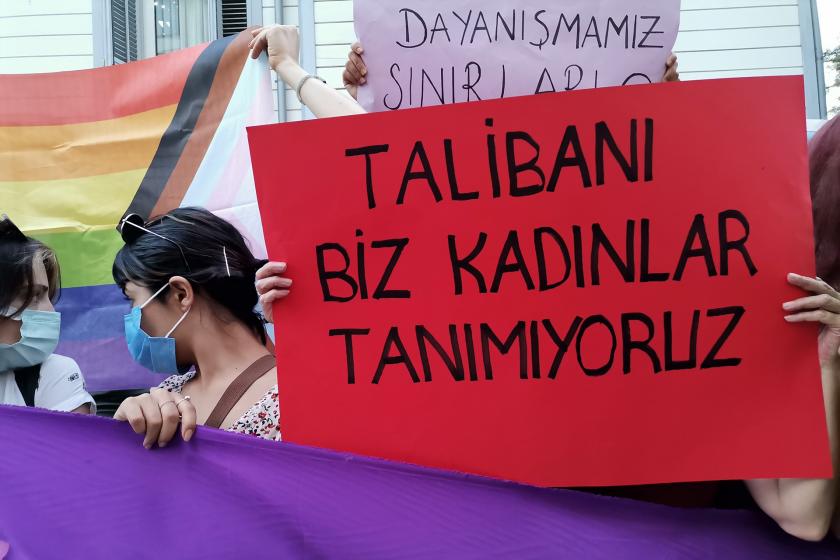 Afganistanlı kadın, çocuk ve LGBTİ+’lar için endişe büyürken İstanbul’da kadınlar, Afganistanlı kadınların yanında olduklarını duyurmak için Kadıköy’de bir araya geldi.