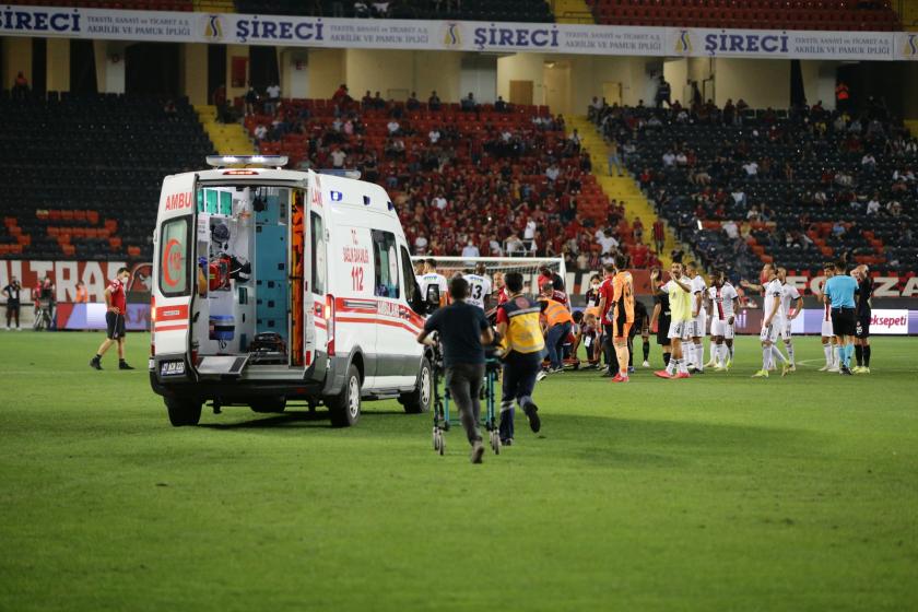 Fabrice N'Sakala, saha içine giren ambulansla hastaneye kaldırıldı