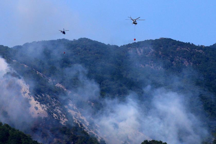 Yangını söndürmeye çalışan iki helikopter