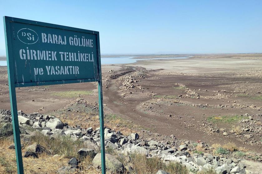 Devegeçidi Barajı'na girmek tehlikeli tabelası