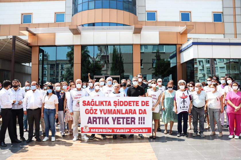 Hastane önünde sağlıkta şiddeti protesto eden sağlık emekçileri