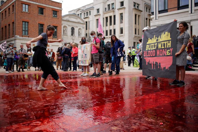 Extinction Rebellion, Standard Chartered bankasını kırmızıya boyadı