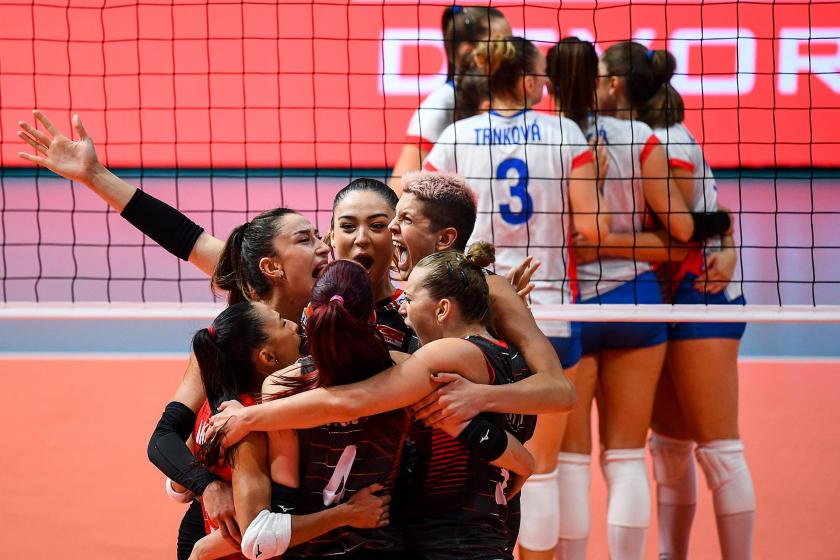 A milli kadın voleybol takımı oyuncuları seviniyor