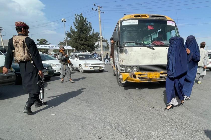 Afganistan'dan bir görünüm, silahlı adamlar burkalı kadınlar