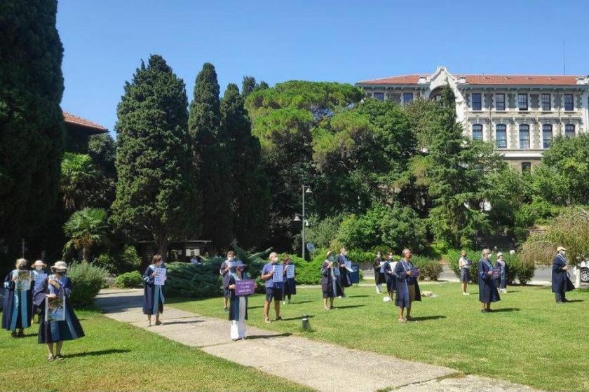 Boğaziçi Üniversitesi akademisyenleri rektörlük binasına sırtlarını döndü