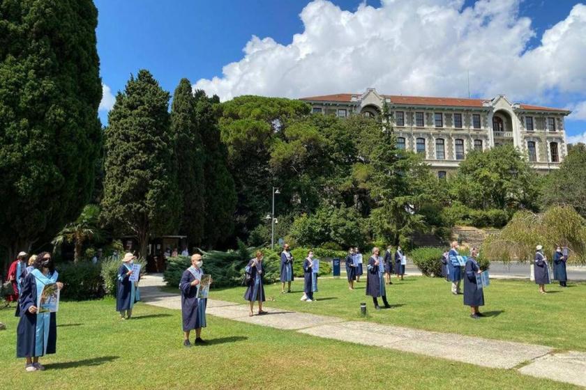 Boğaziçi Üniversitesi akademisyenlerinin sırtlarını 161'inci kez rektörlük binasına döndükleri eylemden bir fotoğraf.