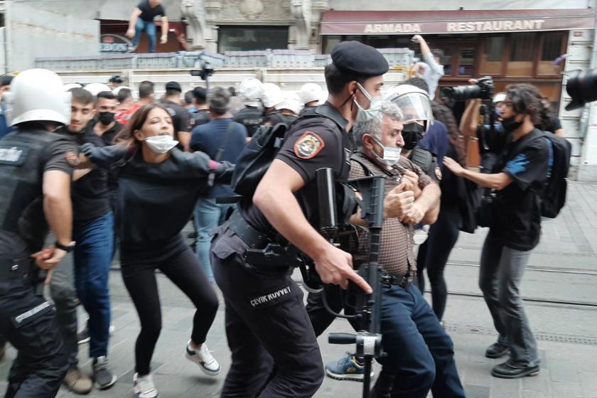 Polis çemberine alınan kişiler