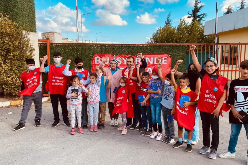 Emek Partisi Genel Başkanı Ercüment Akdeniz, Kocaeli İl Örgütü ile birlikte grevdeki Baldur işçilerinin çocukları için yürütülen kampanyanın sonunda grev alanında işçilerle bir araya geldi.