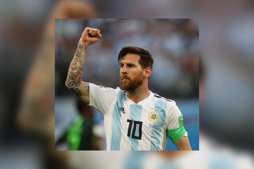 Lionel Messi sağ yumruğu havada