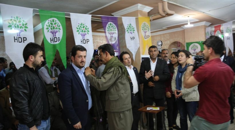 AKP Şırnak milletvekili adayı Rézgin Birlik'in ailesi kitlesel bir törenle HDP'ye katıldı