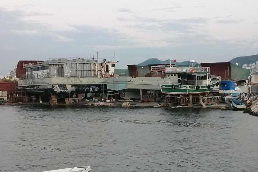 İzmir Narlıdere Altıevler Mahallesi sahilindeki balıkçı barınağının içindeki tersane