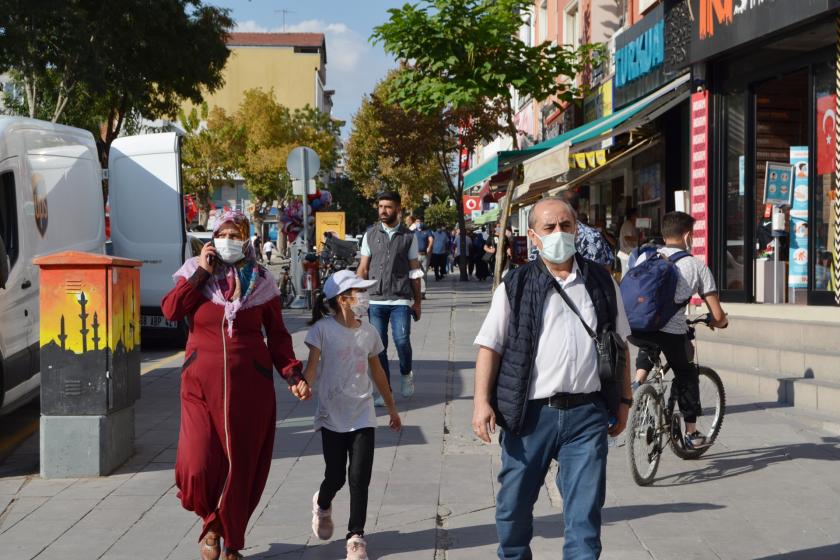 Aksaray'da sokakta yürüyen insanlar