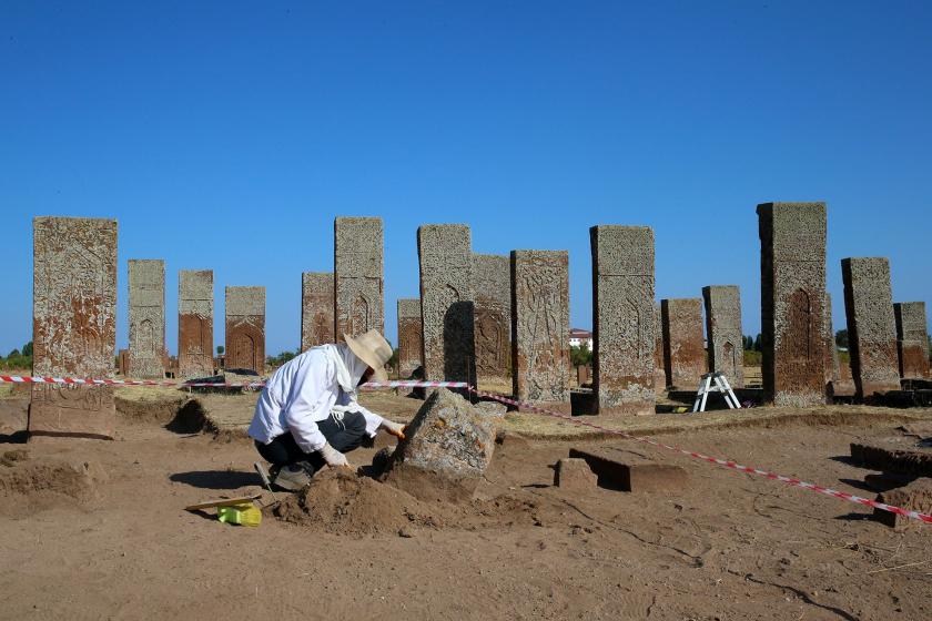 Ahlat Selçuklu Meydan Mezarlığı'nda yapılan kazı çalışması