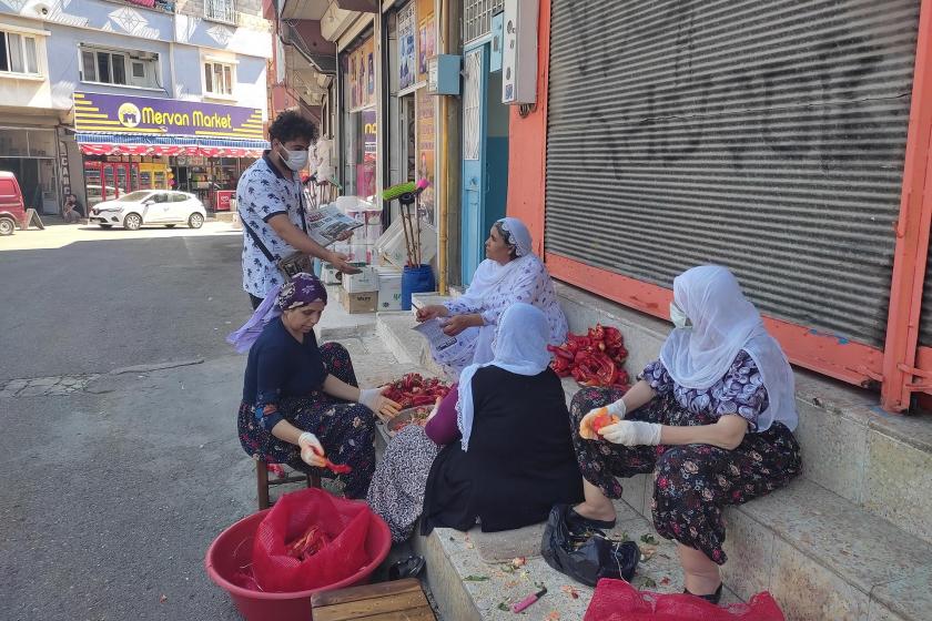 Salça yapan kadınlar