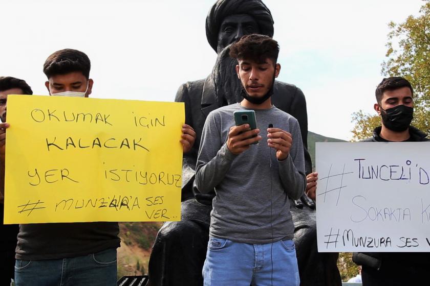 Dersimde Munzur Üniversitesi öğrencileri KYK yurdunda misafir olarak kalırken kapı önüne kondu ve şu anda kalacak yer bulamıyorlar