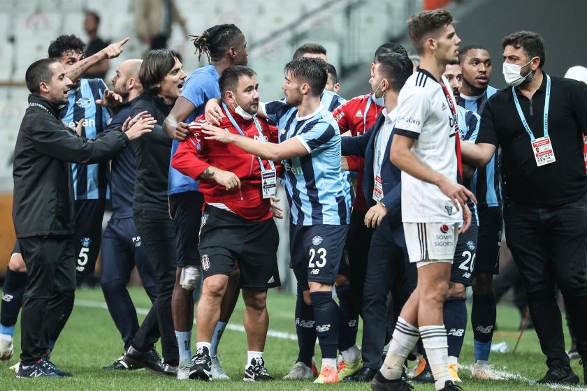 Süper Ligin 6ncı haftasında oynanan Beşiktaş-Adana Demirspor maçında yaşanan gerginlik anından bir fotoğraf