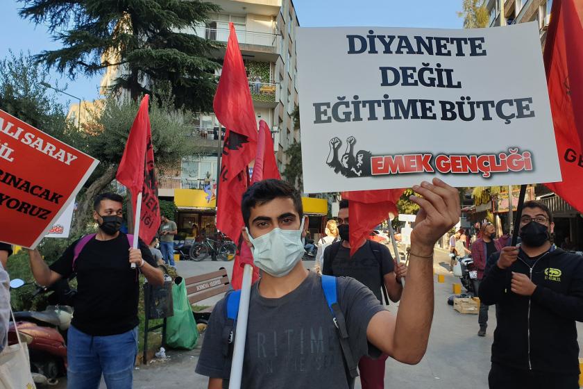 İzmir Emek Gençliğinin eğitim ve barınma hakkı ile ilgili yaptığı açıklamadan bir fotoğraf