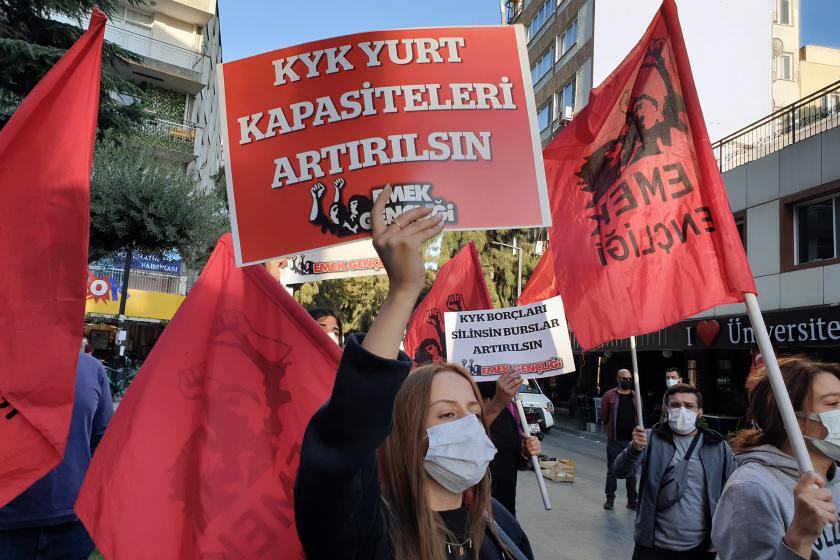 İzmir Emek Gençliğinin eğitim ve barınma hakkı ile ilgili yaptığı açıklamadan bir fotoğraf