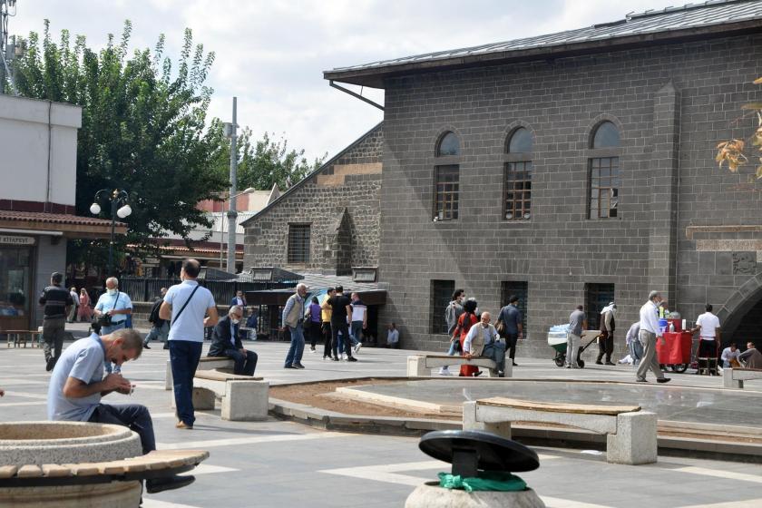 Diyarbakırda geniş bir alanda gezen, oturan insanlar