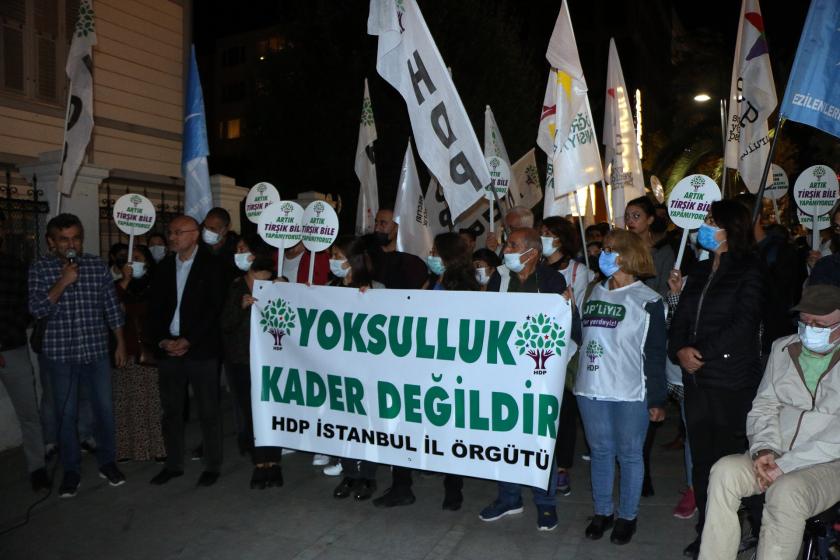 Halkların Demokratik Partisi HDP İstanbul İl Örgütünün Yoksulluk kader değildir sloganıyla yaptığı eylemden bir fotoğraf