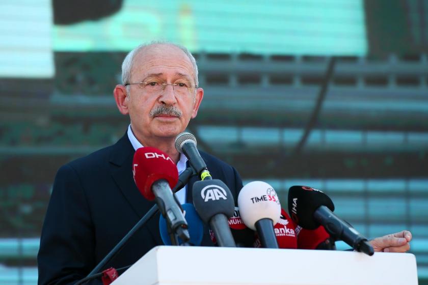 Kılıçdaroğlu mikrofonlarla