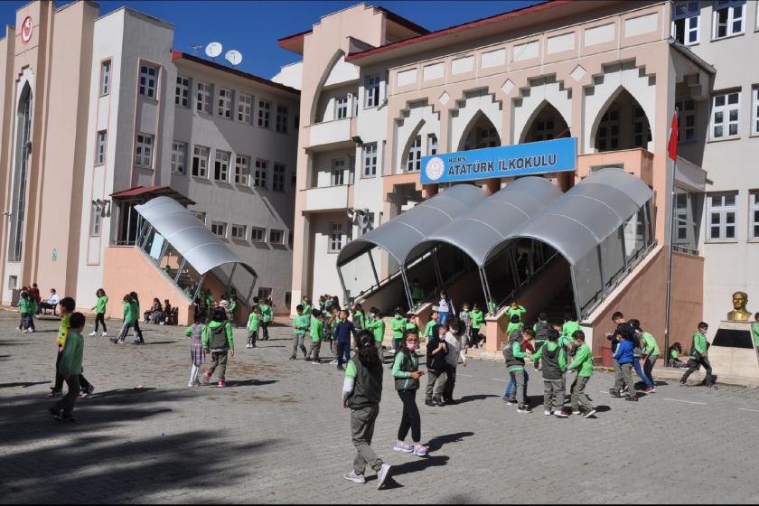 Kars'ta bir okul bahçesi