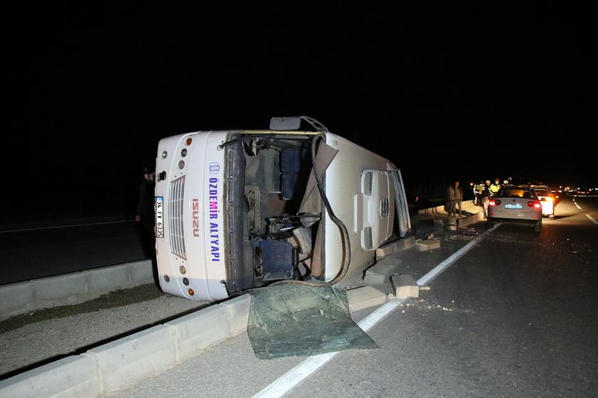 Uşak'ta işçi servisinin devrilmesi sonucu araç şoförü ve araçtaki 9 işçi yaralandı.