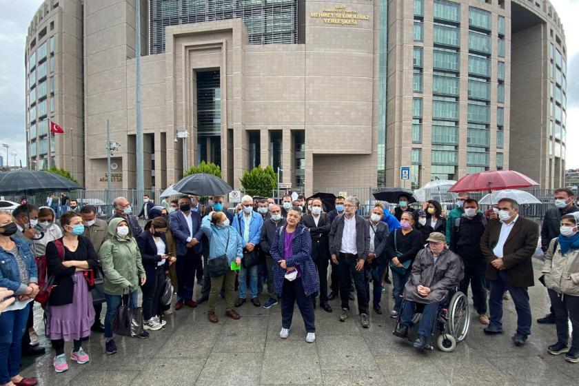 Şebnem Korur Fincancı, Erol Önderoğlu ve Ahmet Nesin'le birlikte yeniden yargılandıkları davanın duruşmasının ardından adliye önünde basın açıklamasında bulunurken.