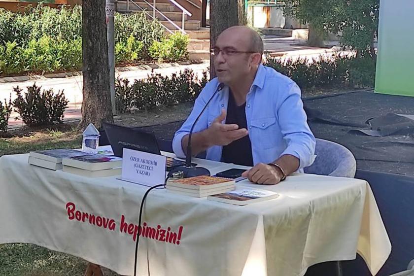 Evrensel Yazarı Özer Akdemir'in Bornova'da gerçekleştirdiği söyleşiden bir fotoğraf.