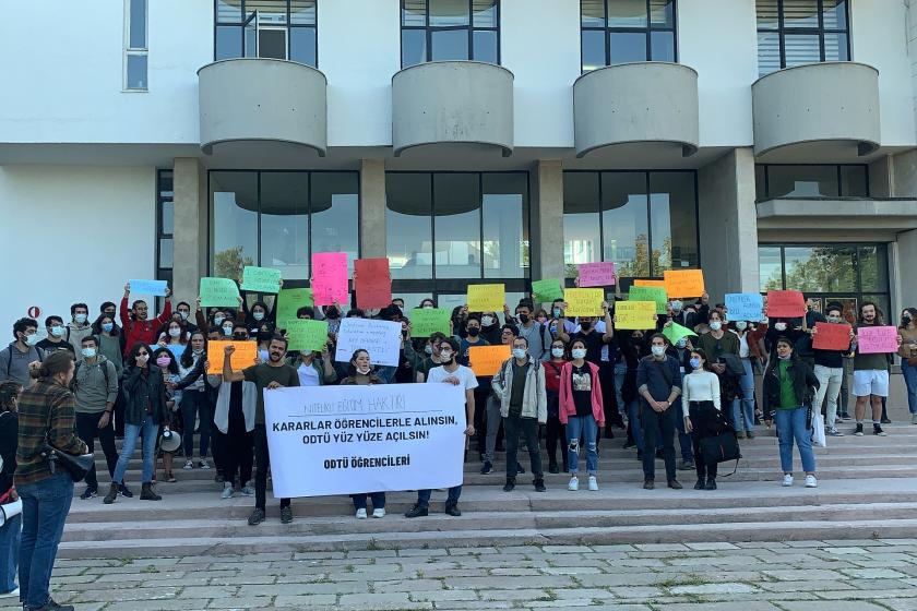 ODTÜ öğrencileri, yeni akademik yılda derslerin yüz yüze yapılmasını talep ederek rektörlük binası önünde eylem yaptı.