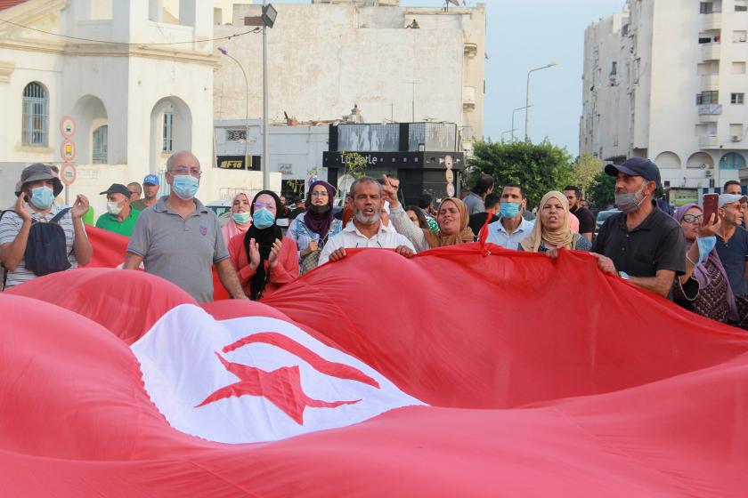 Tunus'un Safaks kentinde toplanan onlarca kişi, Cumhurbaşkanı Kays Said'in 25 Temmuz'da aldığı yasama, yürütme ve yargı yetkilerini tek elde toplayan kararların yürürlükten kaldırılması talebiyle gösteri düzenledi.