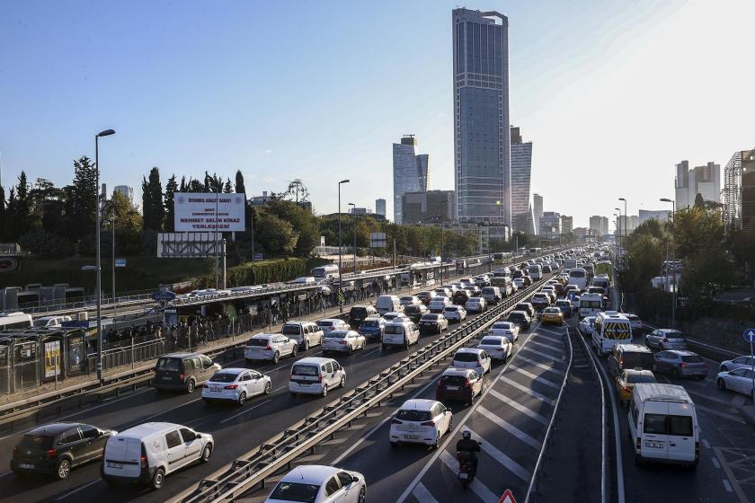 İstanbul trafiğinde bekleyen araçlar