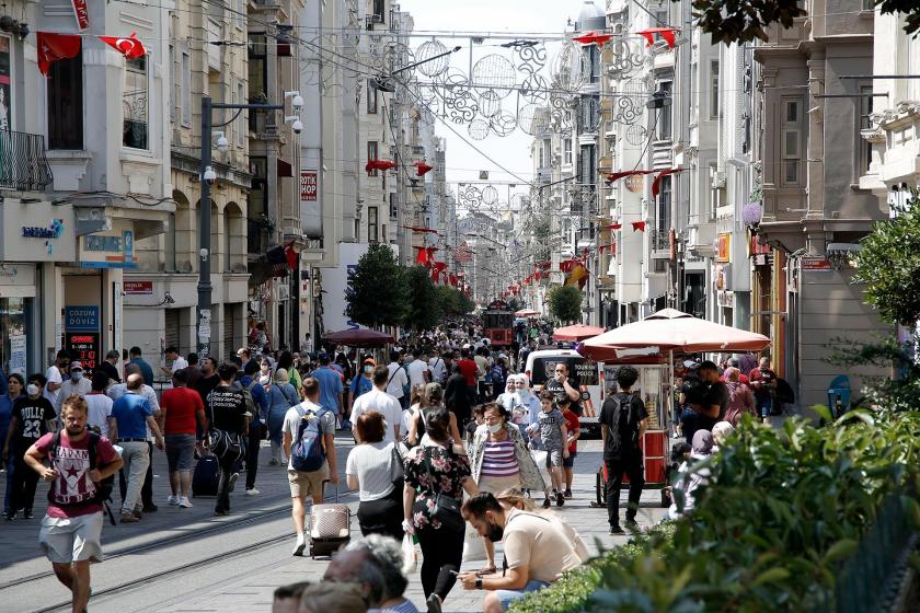 İstiklal Caddesi'nde yürüyenler