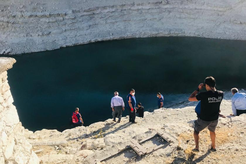 Atatürk Barajı göletinde inceleme yapan ekipler