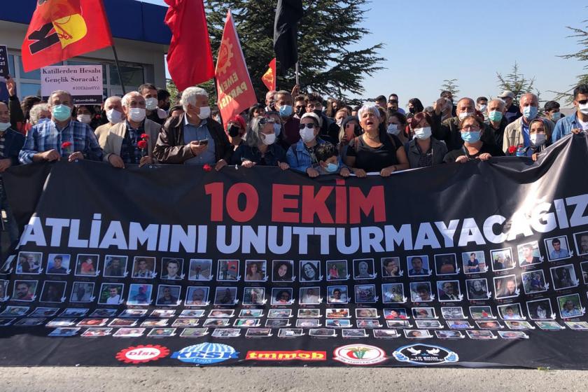 10 Ekim 2015'te Ankara'da yaşamını yitirenlerin resimleri taşınıyor