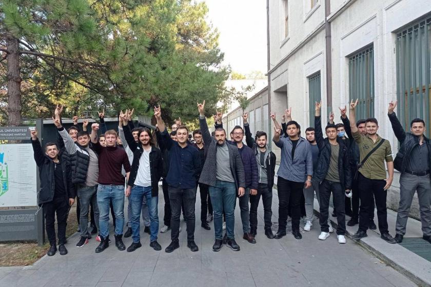 İstanbul Üniversitesi öğrencileri ülkücü bir grup tarafından darbedilmeye çalışıldı