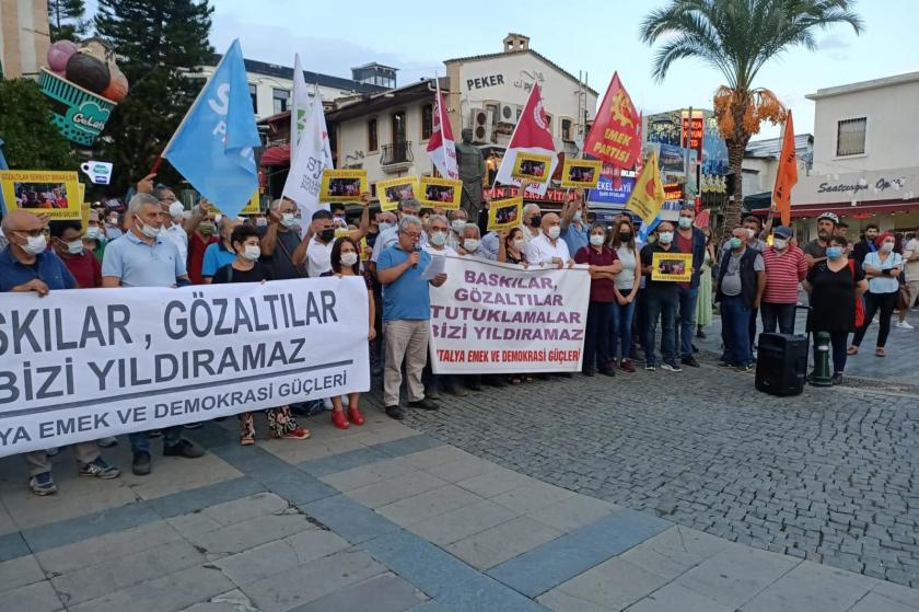 Antalya'da gözaltıları protesto edenler