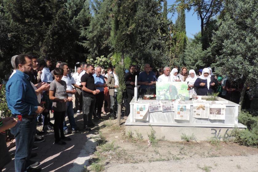 Kadri Bağdu'nun mezarı başında toplananlar