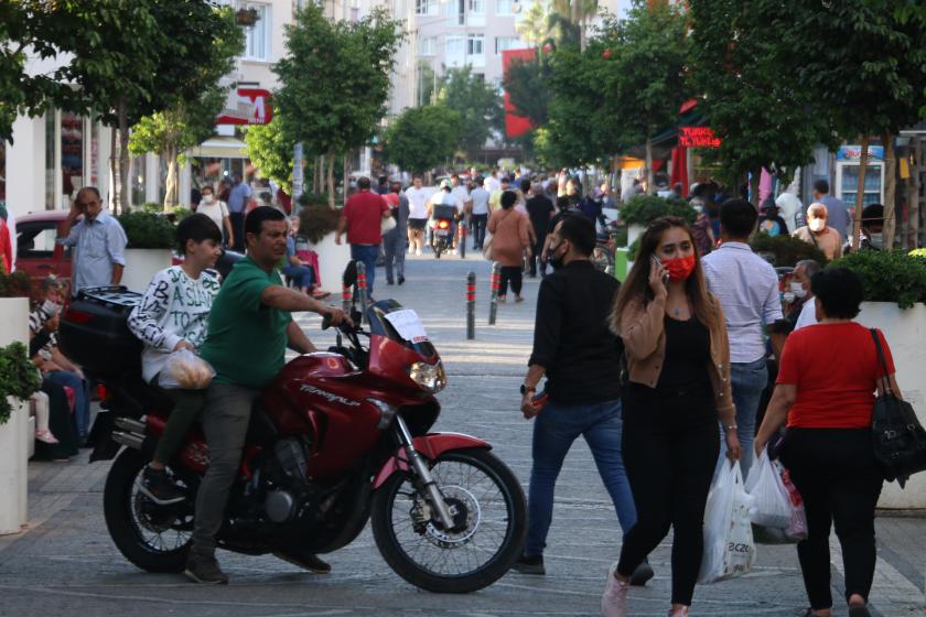 Mersin'de kalabalık bir yürüyüş yolu