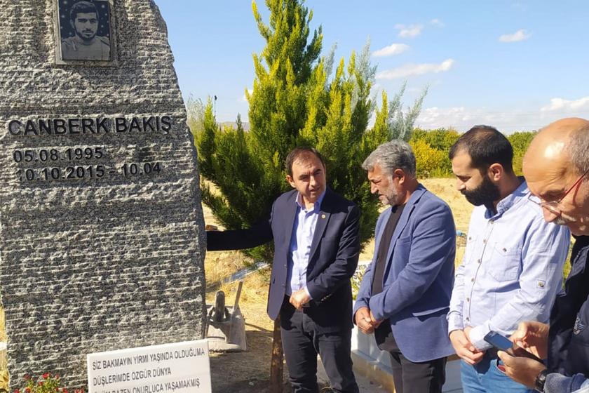 Ercüment Akdeniz Canberk Bakış'ın mezarı başında