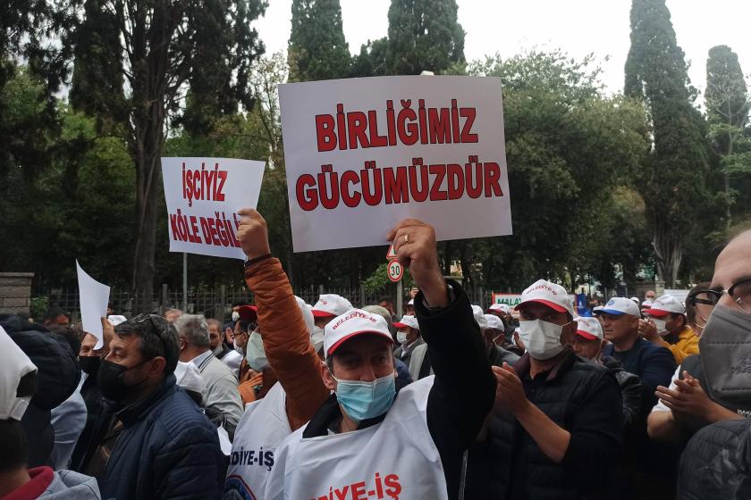 Bakırköy Belediyesi işçilerinin belediye binasına grev kararını astıkları eylemden bir fotoğraf.