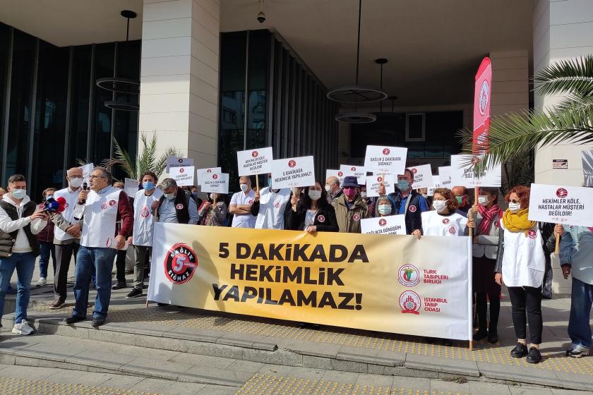 TTB'nin Taksim Eğitim Araştırma Hastanesi önünde yaptığı açıklamadan bir fotoğraf.