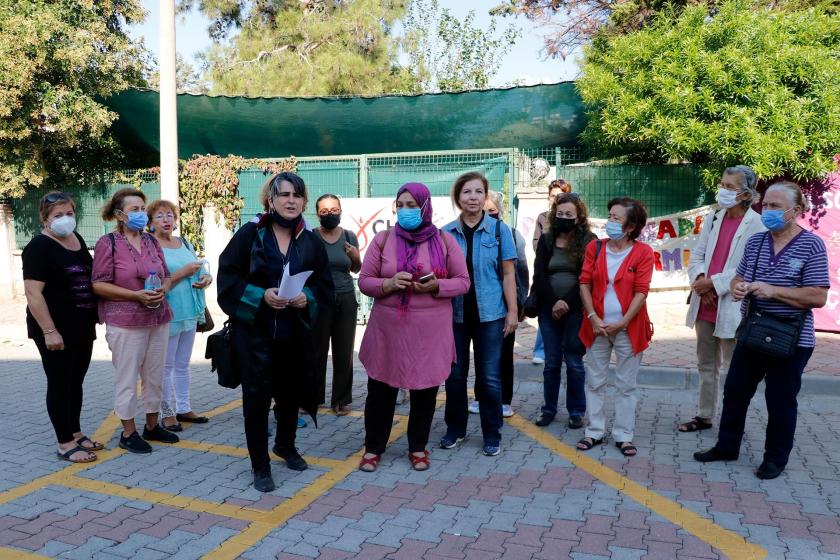 Adliye önünde kadın cinayetlerini protesto eden kadınlar 