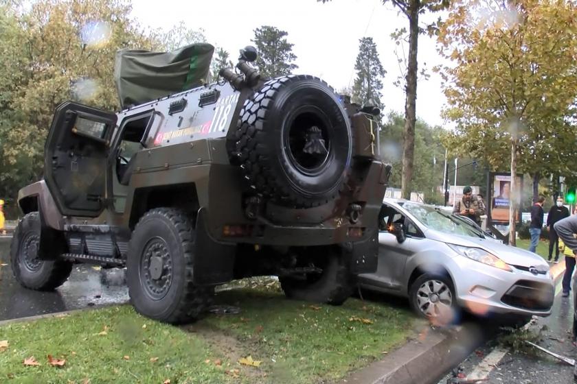 Sarıyer'de zırhlı polis aracının 6 araca çarptığı kazadan bir fotoğraf.