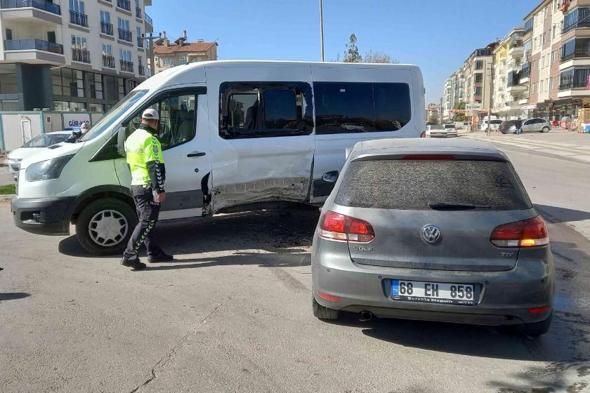 Aksaray'da öğrenci servisiyle otomobil çarpıştı, 7'si öğrenci 10 kişi yaralandı