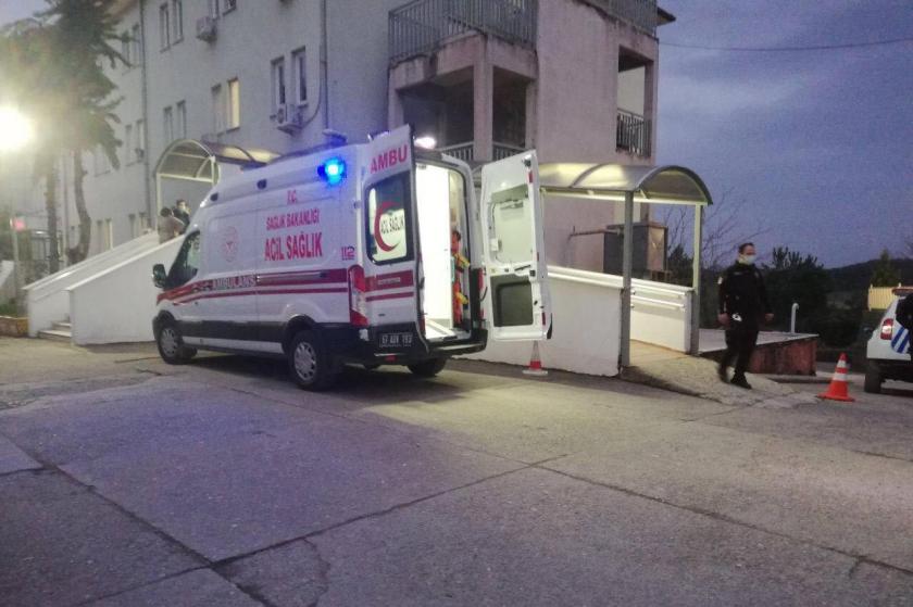 Hastanemsi yapı önünde ambulans