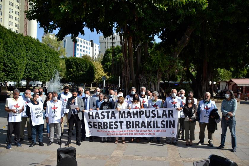 Hasta mahpuslar serbest bırakılsın pankartını tutan İHD'liler