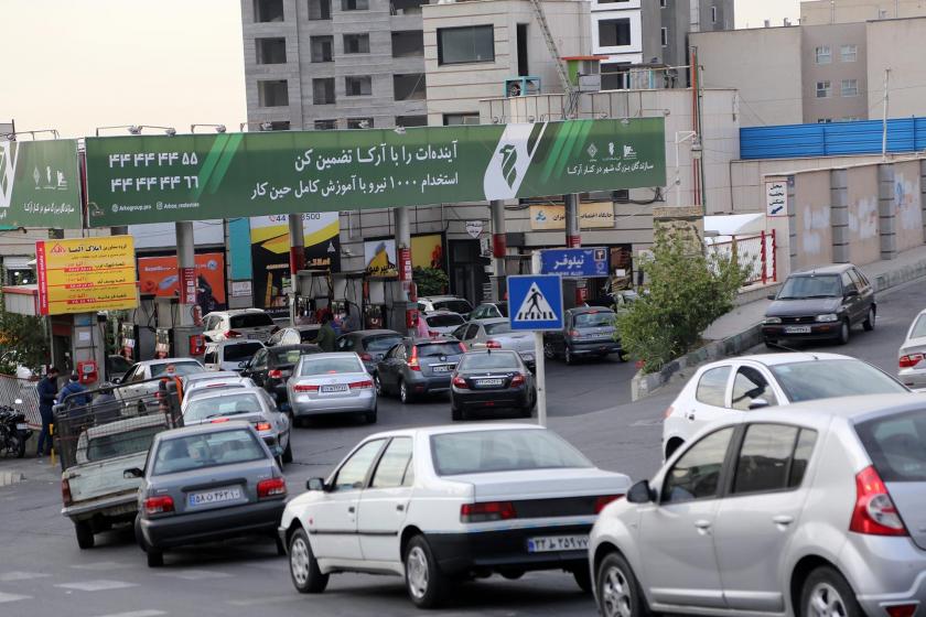 İran'da benzin istasyonu önündeki araç kuyruğu